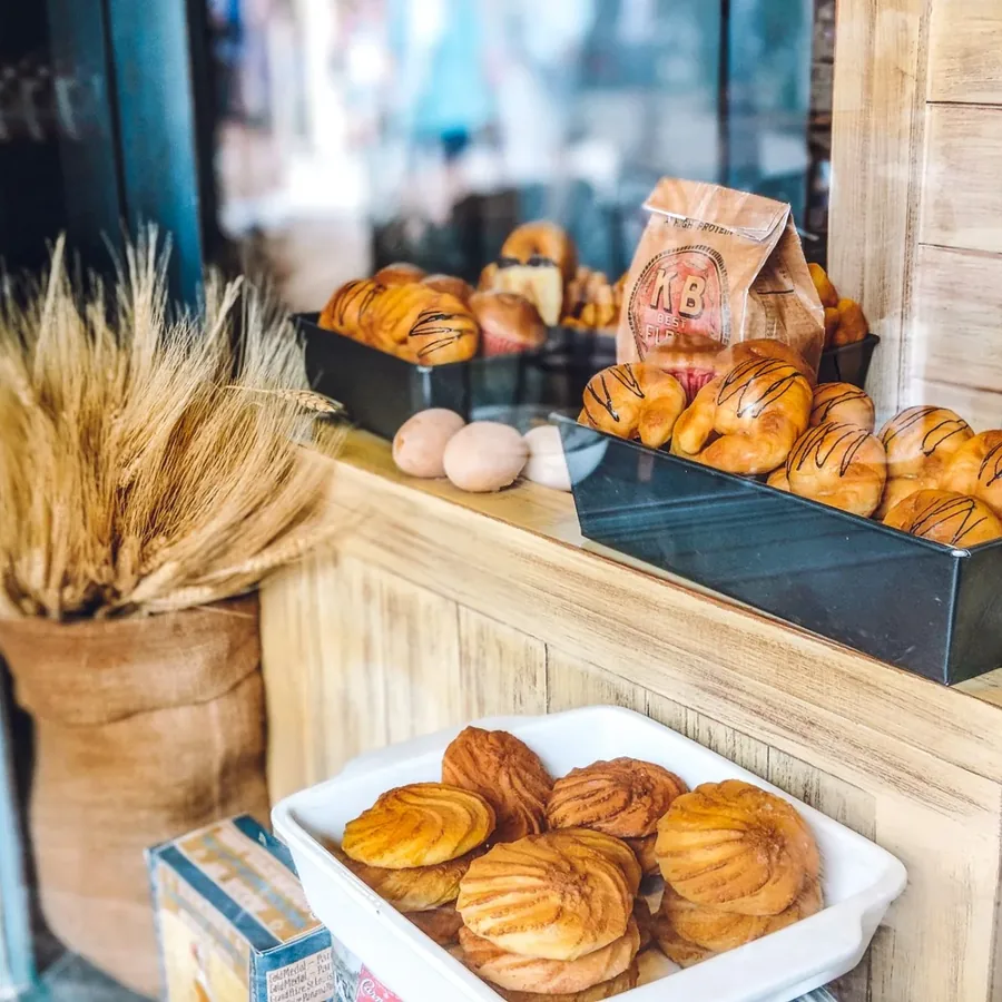 Bánh bông lan trứng muối cắt lát