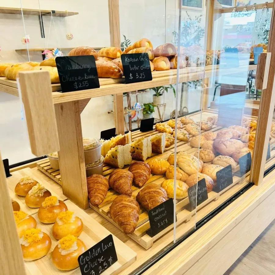 Khay bánh mì mới ra lò